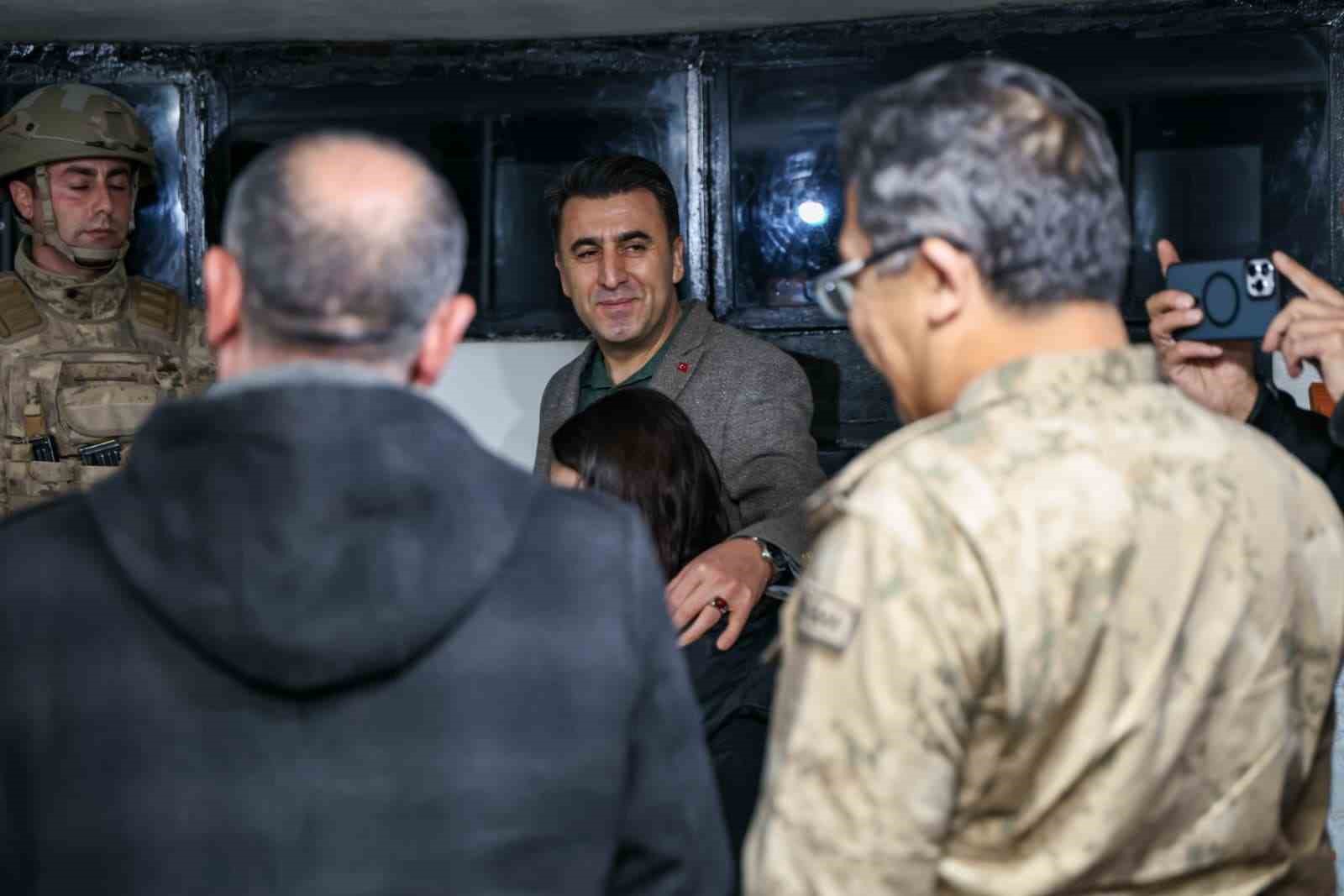 yilbasi nobetinde aile sevinci guvenlik kulesinde duygu dolu anlar 3 a1y5UyJl