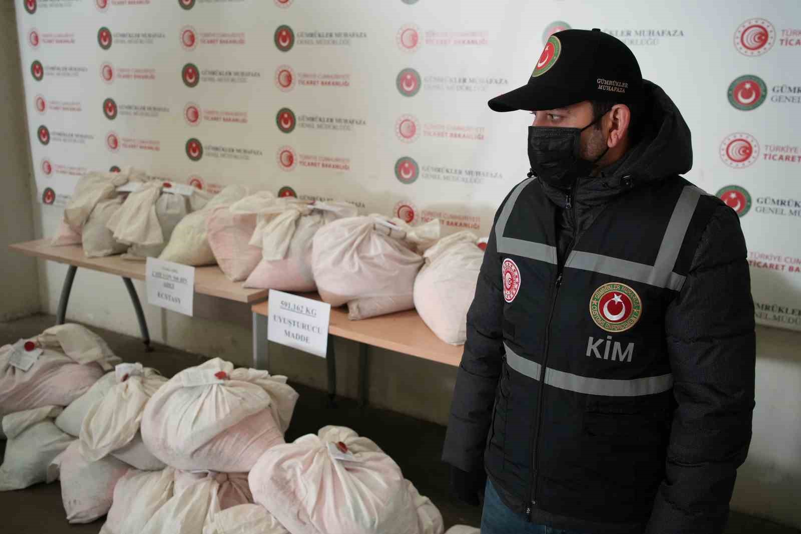 yilbasi oncesi kapikulede dev uyusturucu operasyonu yaklasik 600 kilo zehir ele gecirildi 6 KAvcFnQA