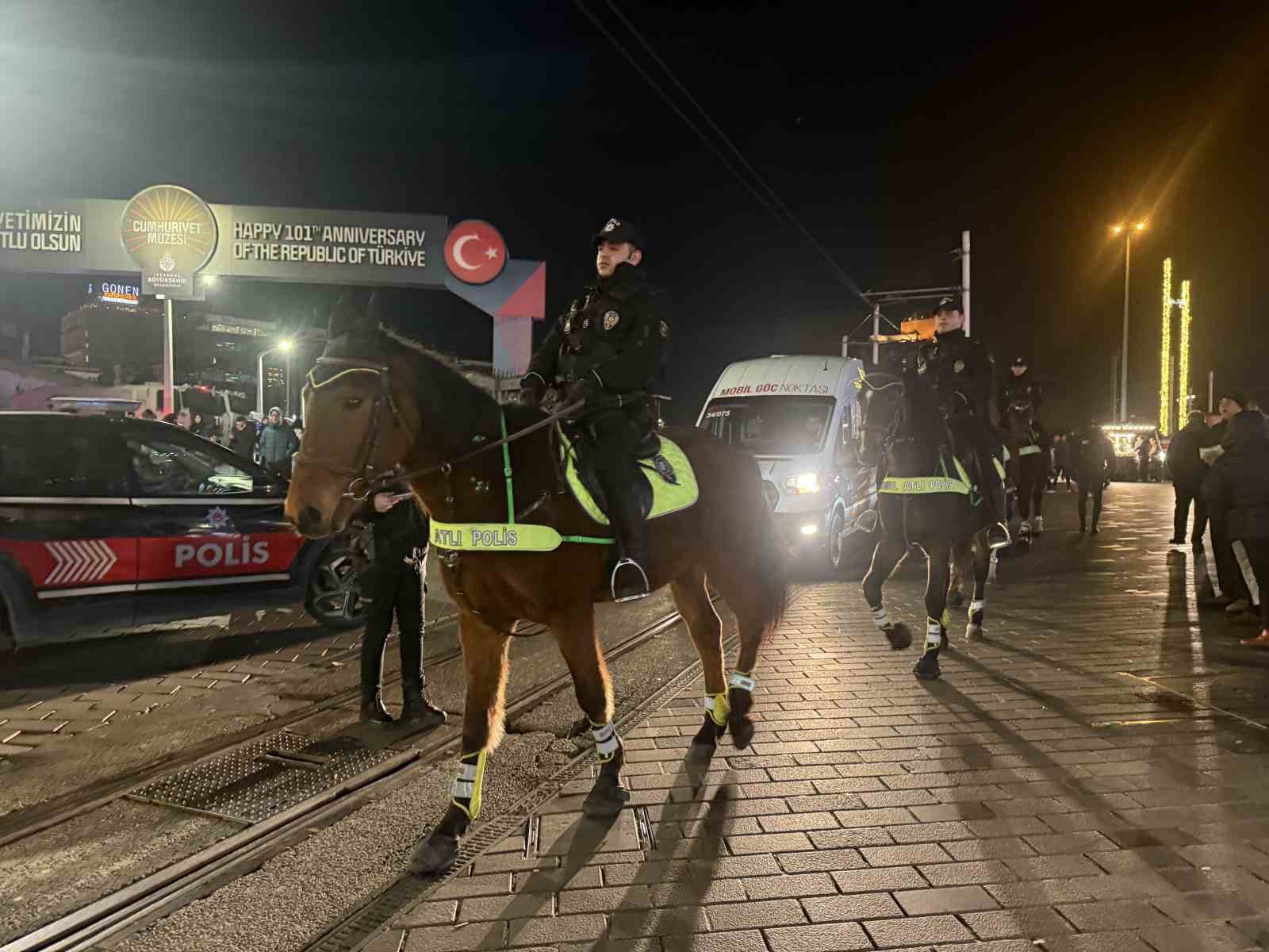 yilbasina saatler kala atli polisler istiklal caddesinde devriyede 1 rRkzRrna