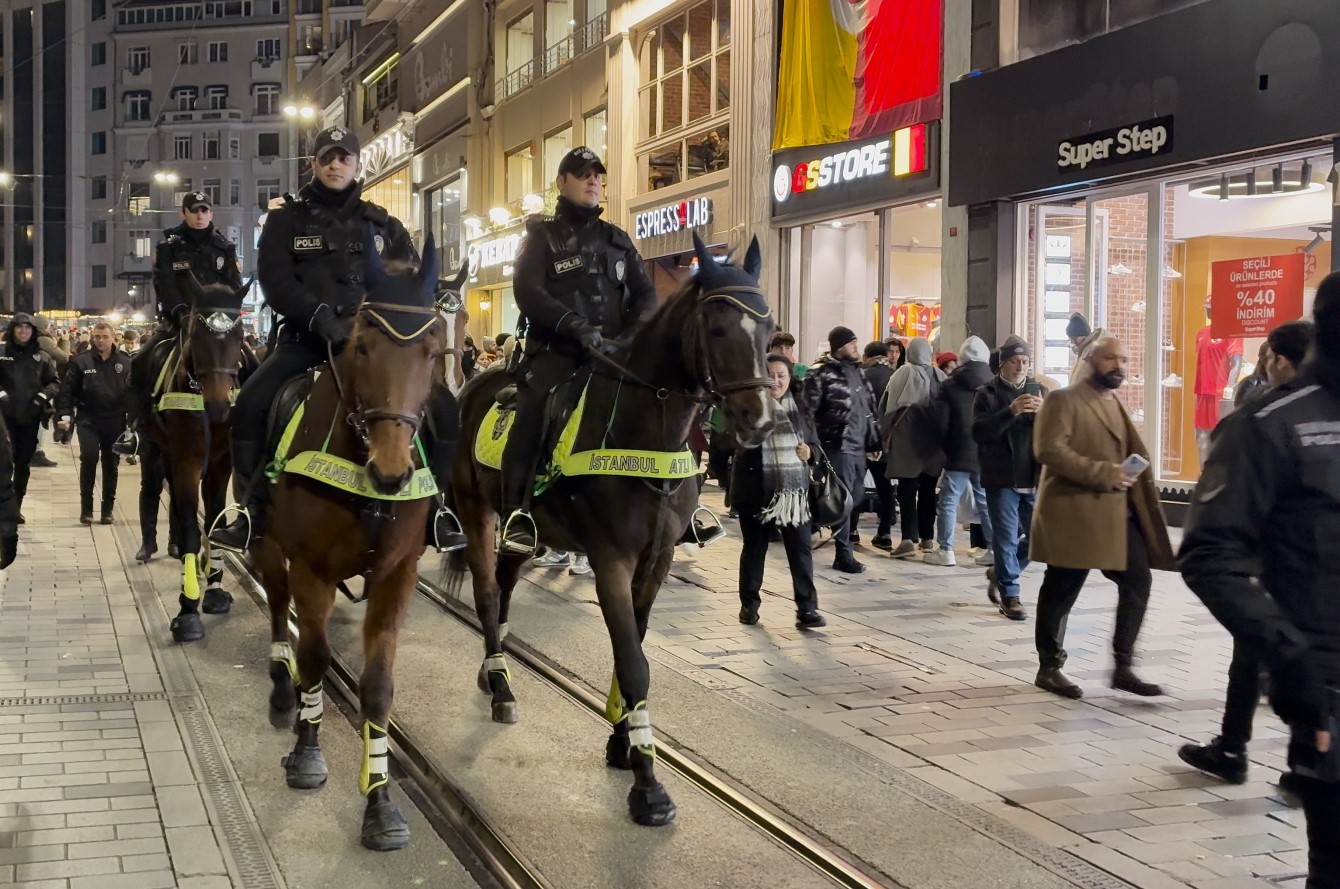 yilbasina saatler kala atli polisler istiklal caddesinde devriyede 2 UDJMWwgR