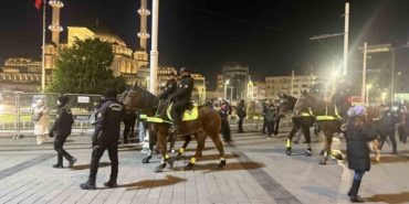 yilbasina-saatler-kala-atli-polisler-istiklal-caddesinde-devriyede-rwXMwvgB.jpg