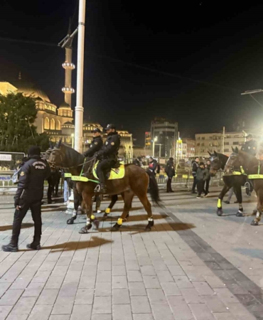 yilbasina-saatler-kala-atli-polisler-istiklal-caddesinde-devriyede-rwXMwvgB.jpg