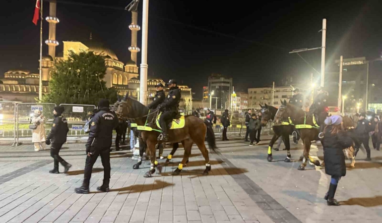 yilbasina-saatler-kala-atli-polisler-istiklal-caddesinde-devriyede-rwXMwvgB.jpg
