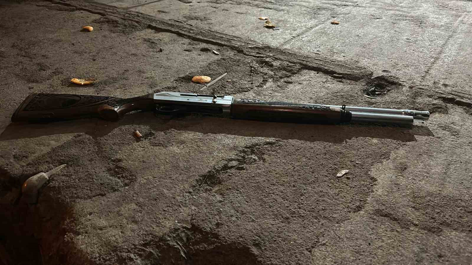 Yılbaşını kutlamak için evlerin bulunduğu sokakta havaya ateş açan şahıs yaptığıyla hayrete düşürdü 4 yilbasini kutlamak icin evlerin bulundugu sokakta havaya ates acan sahis yaptigiyla hayrete dusurdu 0 4ksJNuuT