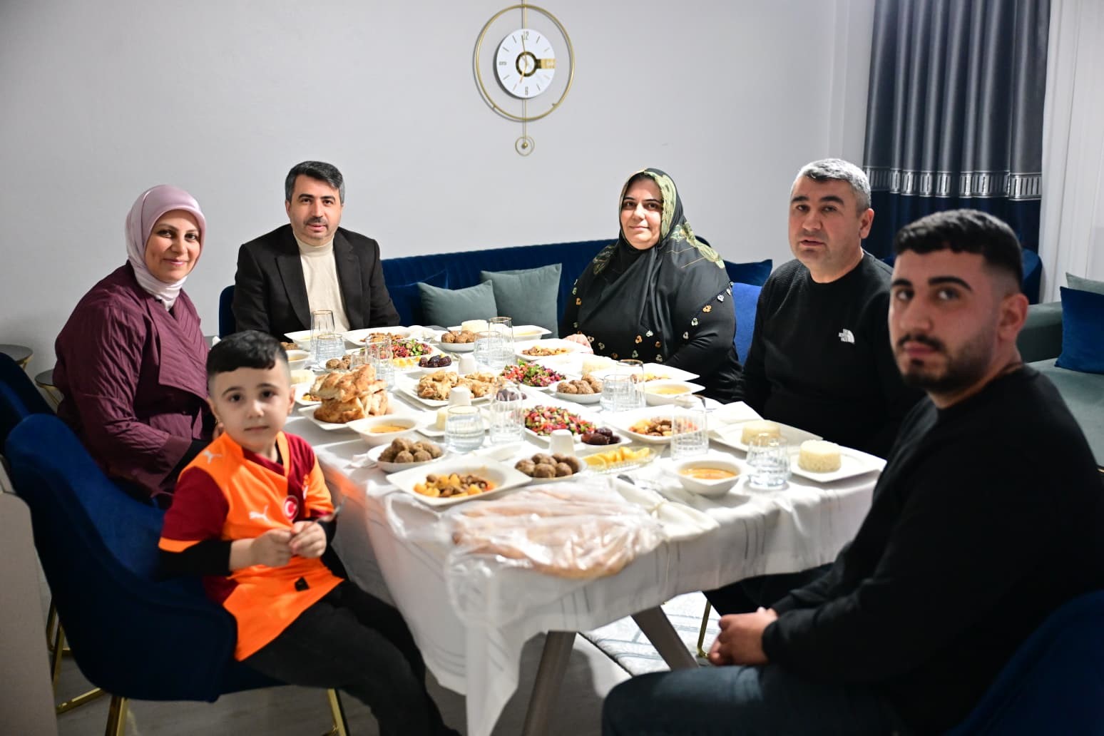 yildirim belediye baskani yilmaz iftarda sehit er samet caldirin ailesine misafir oldu 4 bzfXHYnr