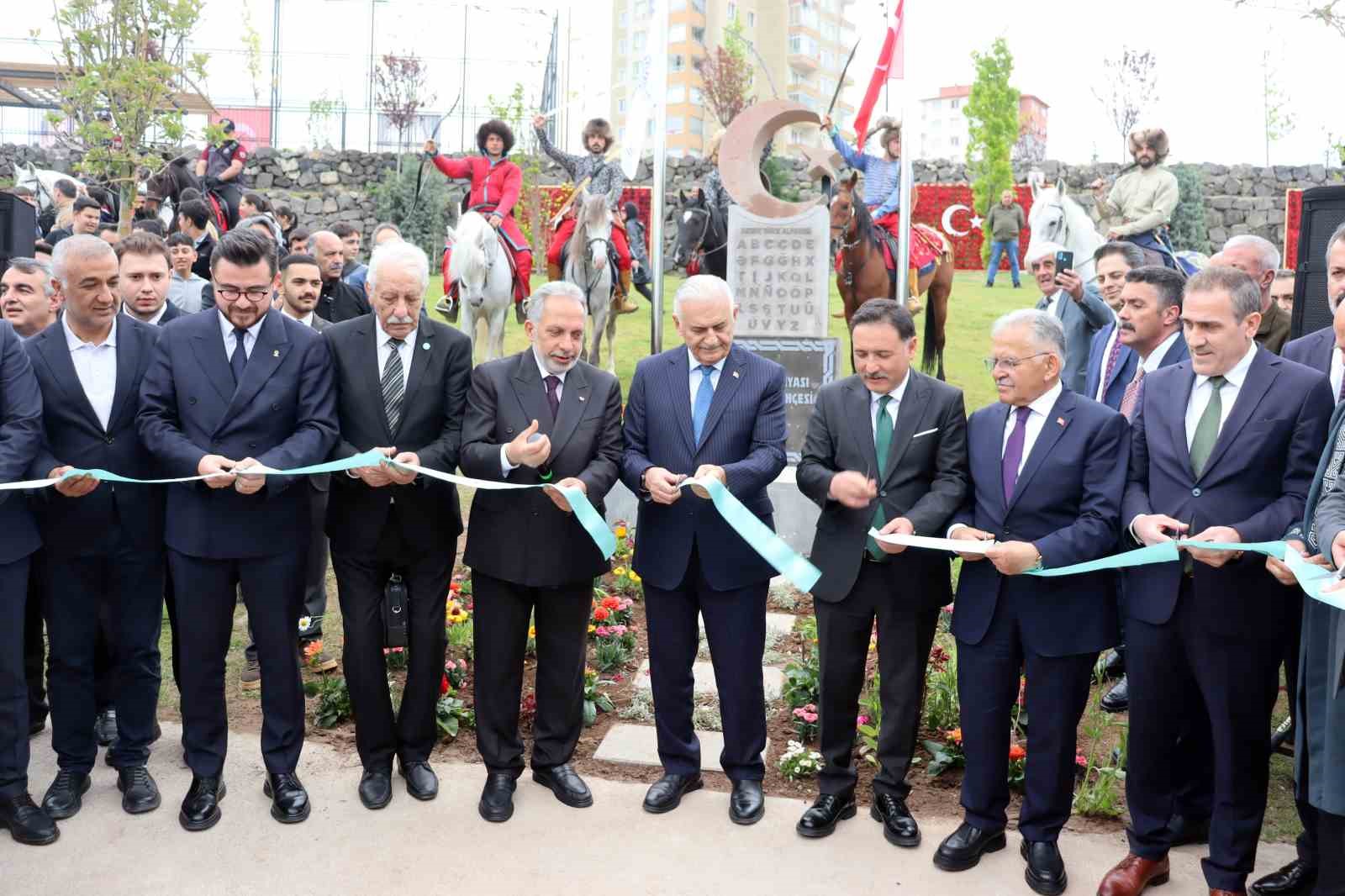 Yıldırım: "Türkistan bölgesindeki bazı ülkelerin Kiril alfabesini kullanması işimizi zorlaştırıyor" 6 yildirim turkistan bolgesindeki bazi ulkelerin kiril alfabesini kullanmasi isimizi zorlastiriyor 2 yBLOids4