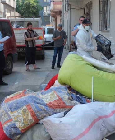 yildirimda-cop-ev-temizlendi-5-ton-cop-cikti-n45CCxX3.jpg