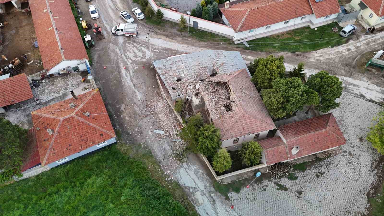 Yıldırımın düştüğü minare yıkıldı, camide temizlik yapan imam yaralandı 7 yildirimin dustugu minare yikildi camide temizlik yapan imam yaralandi 3 8QVz2shA