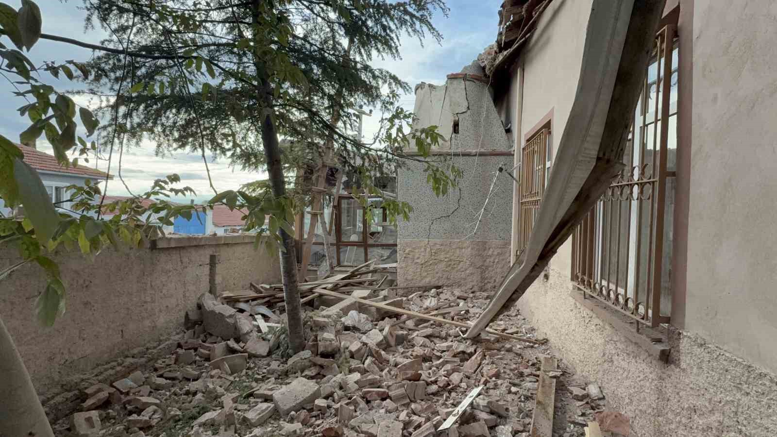 Yıldırımın düştüğü minare yıkıldı, camide temizlik yapan imam yaralandı 10 yildirimin dustugu minare yikildi camide temizlik yapan imam yaralandi 6 CTEkgmLK