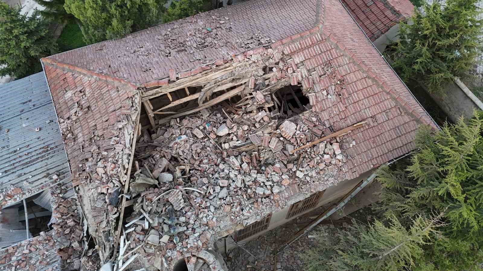 Yıldırımın düştüğü minare yıkıldı, camide temizlik yapan imam yaralandı 11 yildirimin dustugu minare yikildi camide temizlik yapan imam yaralandi 7 O5XmkubL