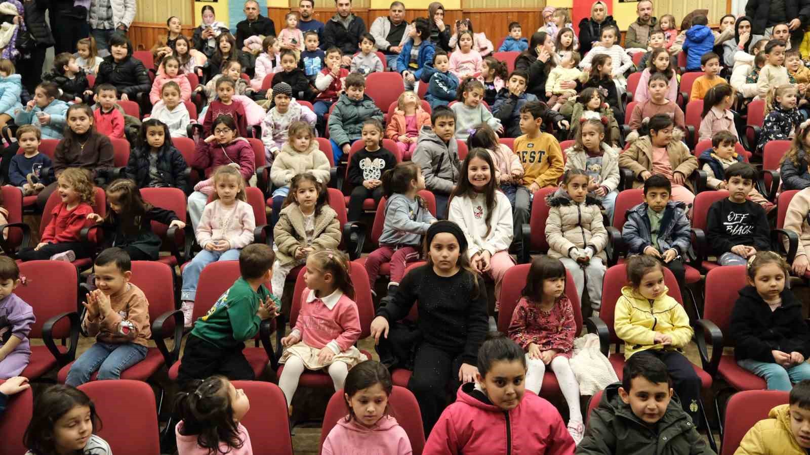 yildirimli cocuklara ucretsiz tiyatro 2 IUNMyU8P