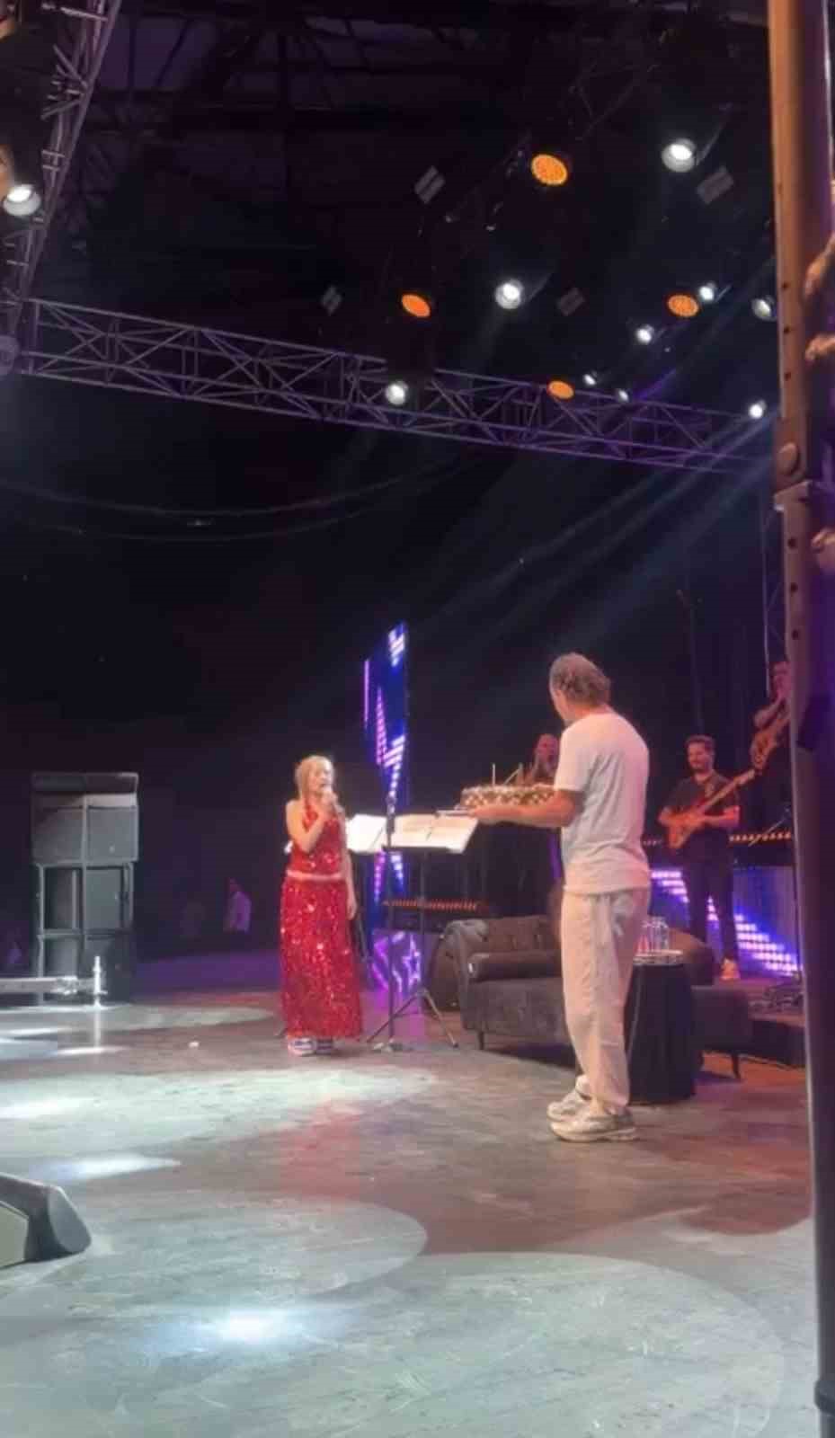 Yıldız Tilbe’den sahnede şok eden doğum günü çıkışı..."Biten bir ömrün neyini kutlayacağım" 4 yildiz tilbeden sahnede sok eden dogum gunu cikisibiten bir omrun neyini kutlayacagim 0 CeMOPnw7