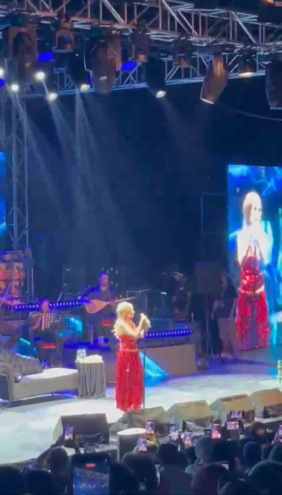 Yıldız Tilbe’den sahnede şok eden doğum günü çıkışı..."Biten bir ömrün neyini kutlayacağım" 5 yildiz tilbeden sahnede sok eden dogum gunu cikisibiten bir omrun neyini kutlayacagim 1 9aRODV5C