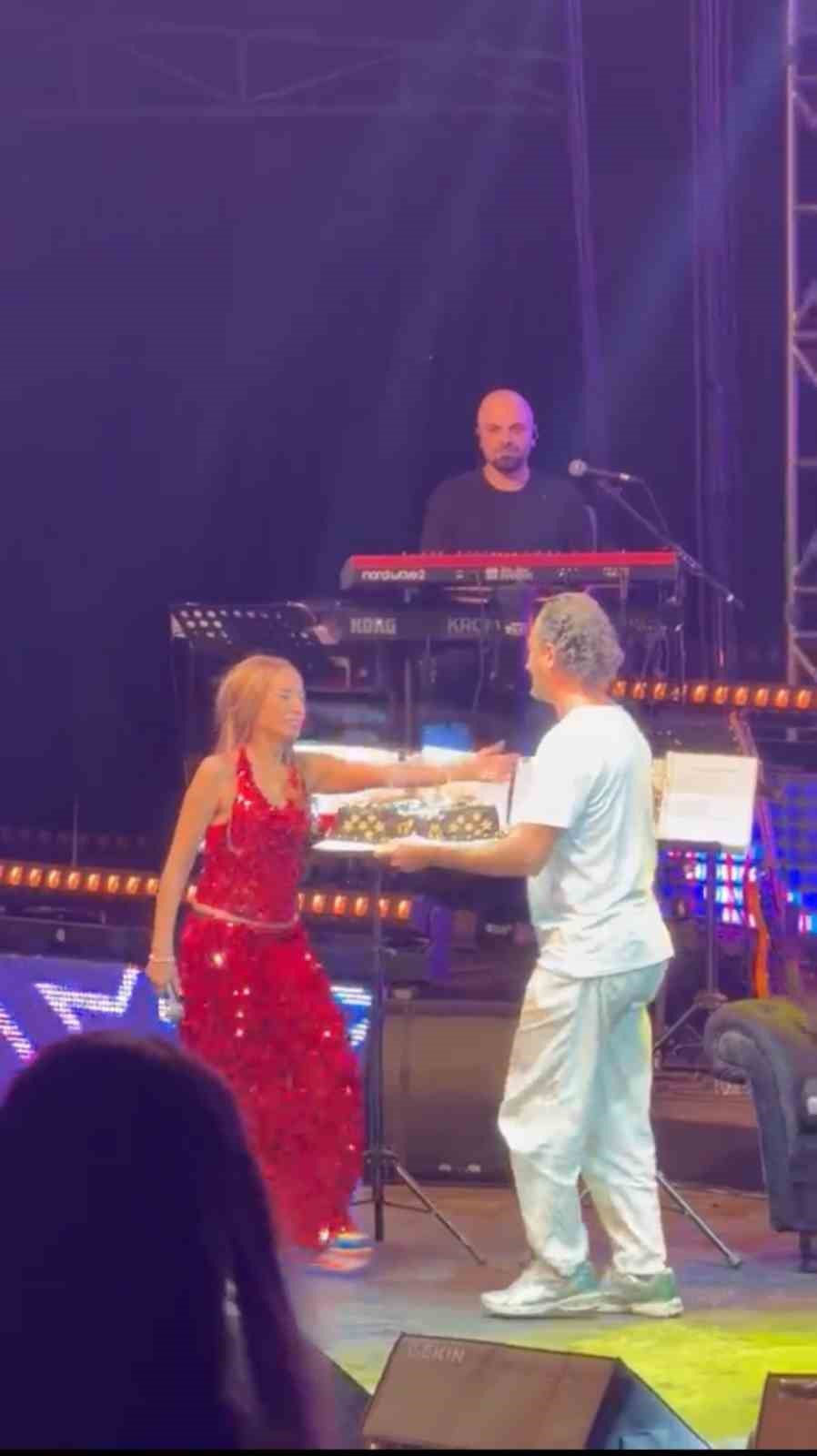 Yıldız Tilbe’den sahnede şok eden doğum günü çıkışı..."Biten bir ömrün neyini kutlayacağım" 7 yildiz tilbeden sahnede sok eden dogum gunu cikisibiten bir omrun neyini kutlayacagim 3 WXGtKOiJ