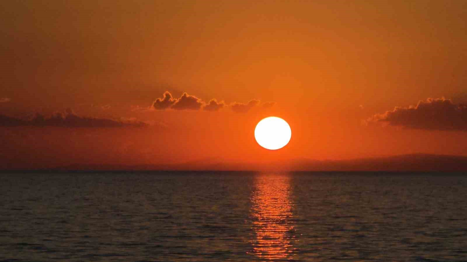 yilin en uzun gununde van semalarinda gorsel solen gunesin dogusu ve batisi boyle goruntulendi