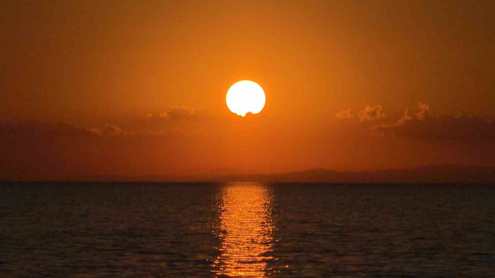yilin en uzun gununde van semalarinda gorsel solen gunesin dogusu ve batisi boyle goruntulendi