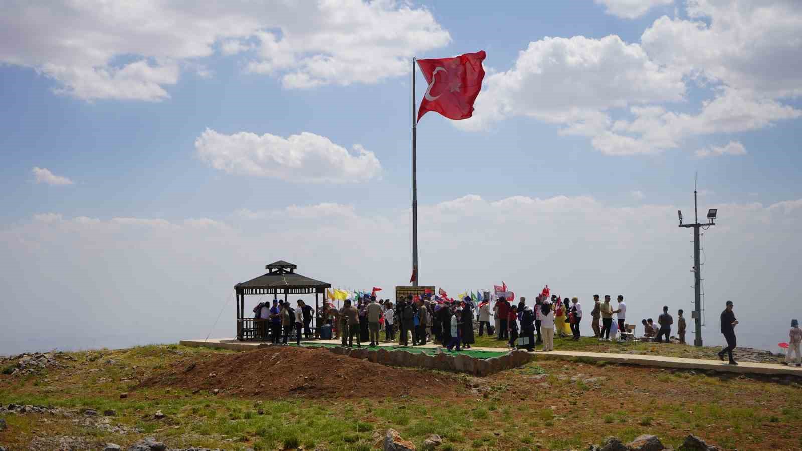 Yıllar sonra Cudi’de gözyaşı ve gurur: "Artık ocaklara ateş düşmesin diye omuz omuza yürüyoruz" 4 yillar sonra cudide gozyasi ve gurur artik ocaklara ates dusmesin diye omuz omuza yuruyoruz