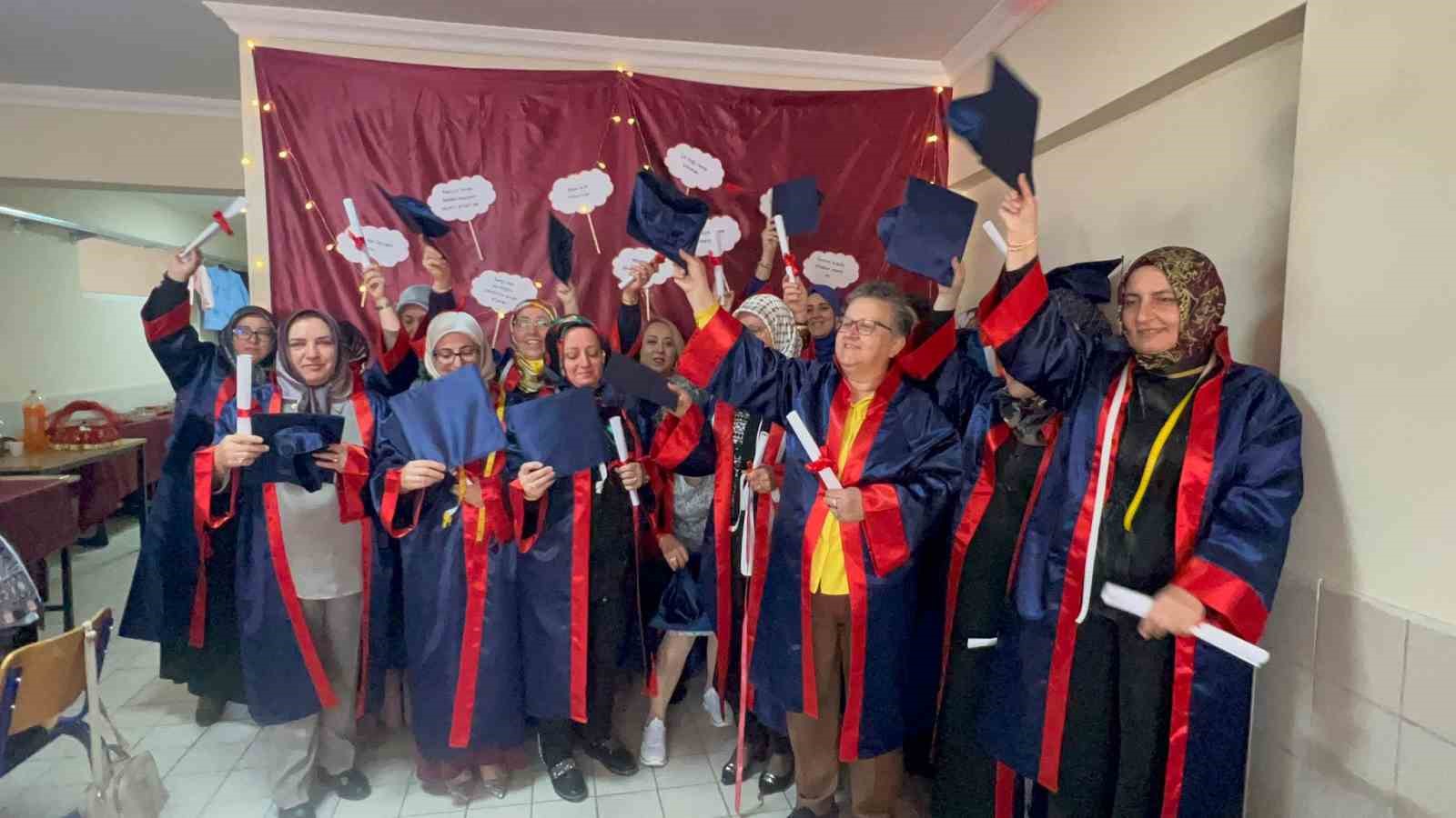 Yıllar sonra gelen mezuniyet sevinci: İçlerinde kalan ukdeleri kep atarak attılar 5 yillar sonra gelen mezuniyet sevinci iclerinde kalan ukdeleri kep atarak attilar 1