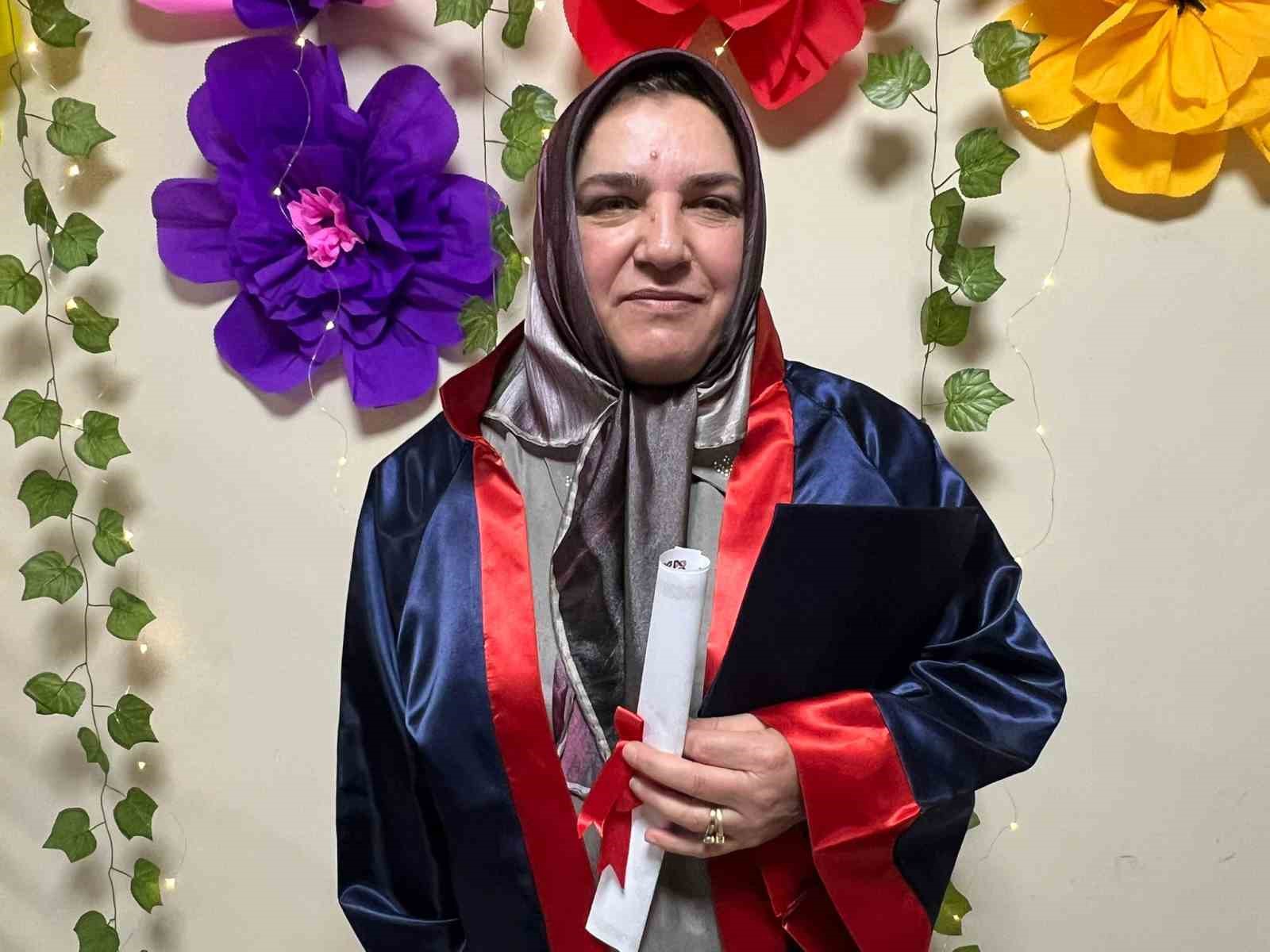 Yıllar sonra gelen mezuniyet sevinci: İçlerinde kalan ukdeleri kep atarak attılar 8 yillar sonra gelen mezuniyet sevinci iclerinde kalan ukdeleri kep atarak attilar 4 5U3e8P3X