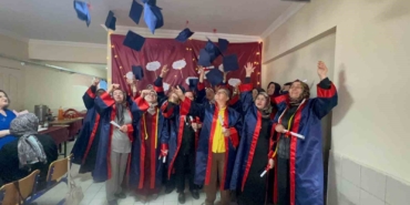 yillar-sonra-gelen-mezuniyet-sevinci-iclerinde-kalan-ukdeleri-kep-atarak-attilar-ZPwdOjtY.jpg