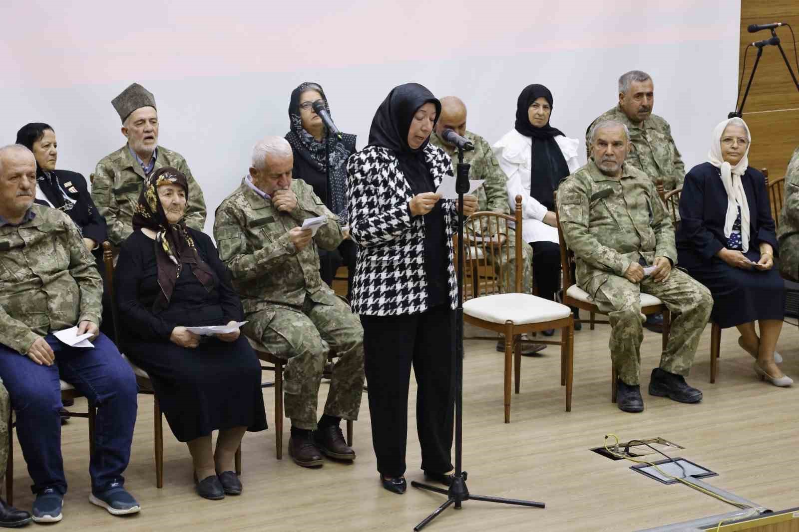 Yıllar sonra yeniden kamuflaj giyen yaşlılar, şiir okuyup duygu dolu anlar yaşadılar 5 yillar sonra yeniden kamuflaj giyen yaslilar siir okuyup duygu dolu anlar yasadilar 1 mtuyj8if