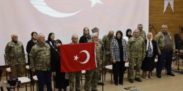 yillar-sonra-yeniden-kamuflaj-giyen-yaslilar-siir-okuyup-duygu-dolu-anlar-yasadilar-kwiuqejc.jpg
