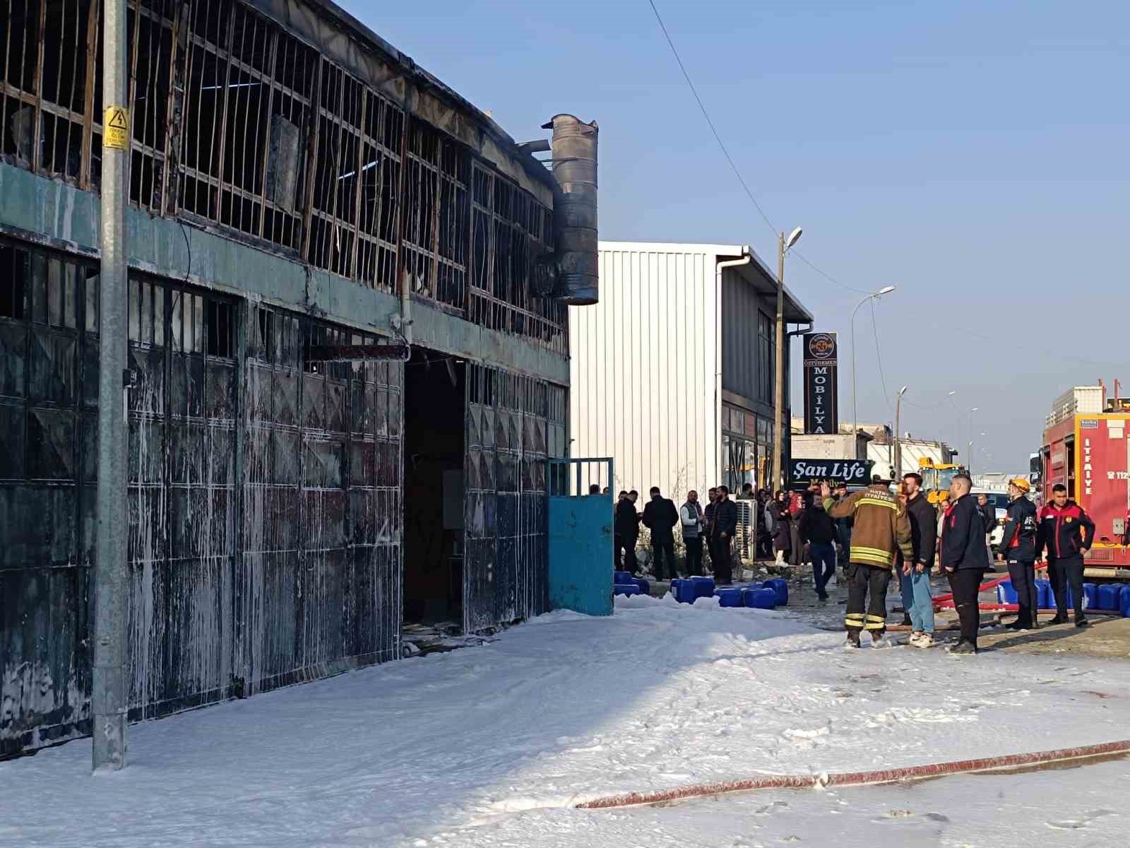 Yıllarca verdiği emekler alev alev yanan esnaf, ’ciğerimiz yandı’ diyerek duygularını dile getirdi 5 yillarca verdigi emekler alev alev yanan esnaf cigerimiz yandi diyerek duygularini dile getirdi 1