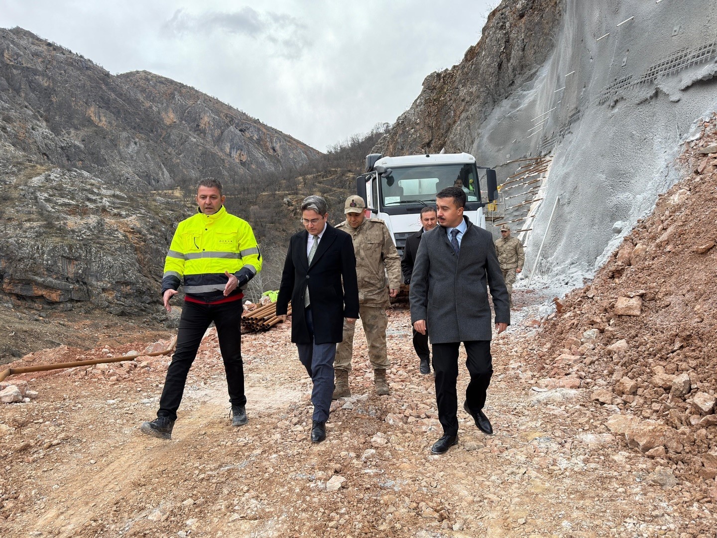 yillardir bitmeyen yolda calismalar suruyor 1 4MJM5ytG