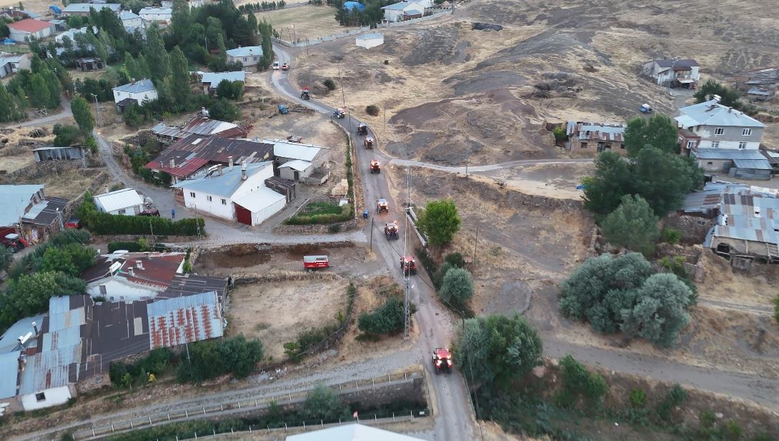 yillardir ozel gunlerde yapiliyor traktorune binen konvoya katiliyor 3 u47YqXaV