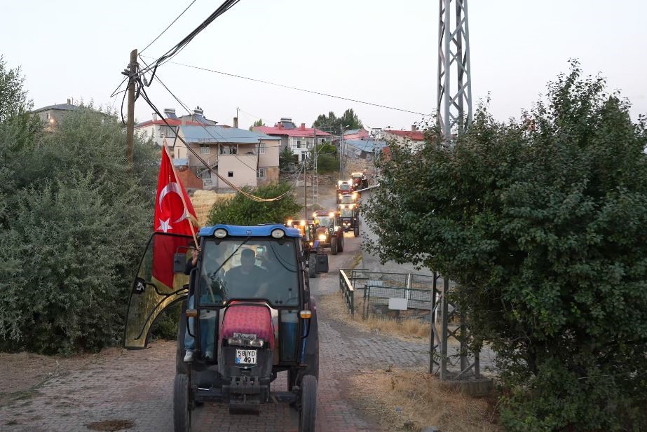 yillardir ozel gunlerde yapiliyor traktorune binen konvoya katiliyor 4 bsjKSSTj