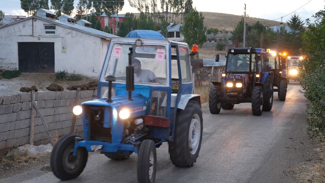 yillardir ozel gunlerde yapiliyor traktorune binen konvoya katiliyor 5 5MrFAfrK