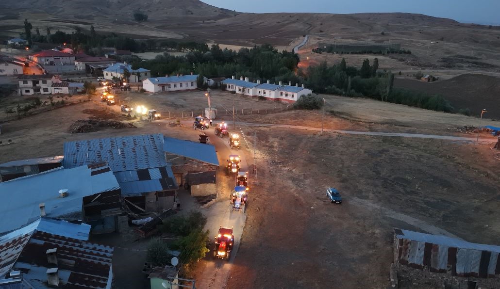 yillardir ozel gunlerde yapiliyor traktorune binen konvoya katiliyor 6 w1P64vHK