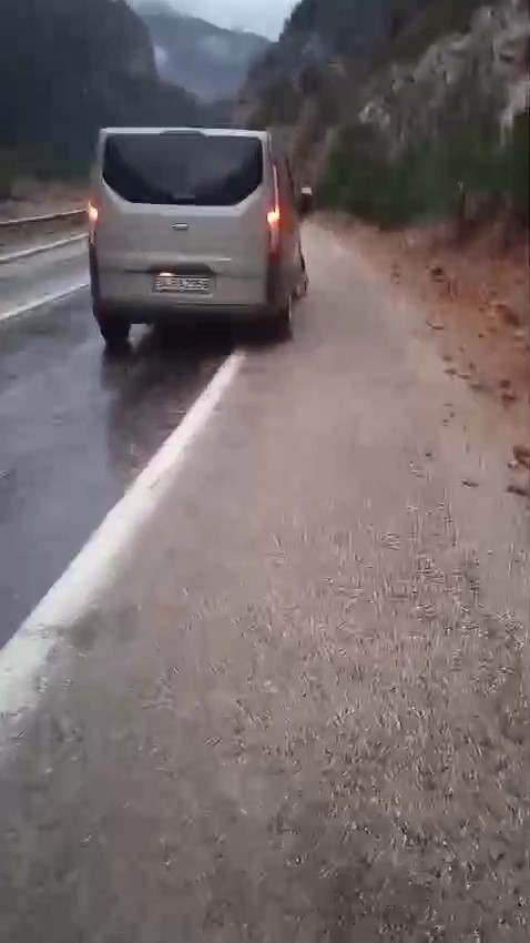 yine ayni yer 4 ogretmene mezar olan tirtat mevkiinde kayalar dusmeye devam ediyor 0 4VpN3213