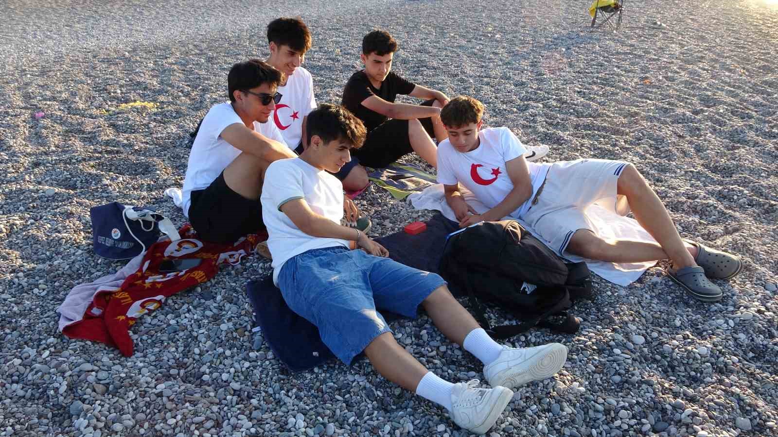 YKS nedeniyle dev ekranlar kurulmadı, milli maç heyecanı Konyaaltı Sahili’ne taşındı 4 yks nedeniyle dev ekranlar kurulmadi milli mac heyecani konyaalti sahiline tasindi 0 T3EdQ2n8