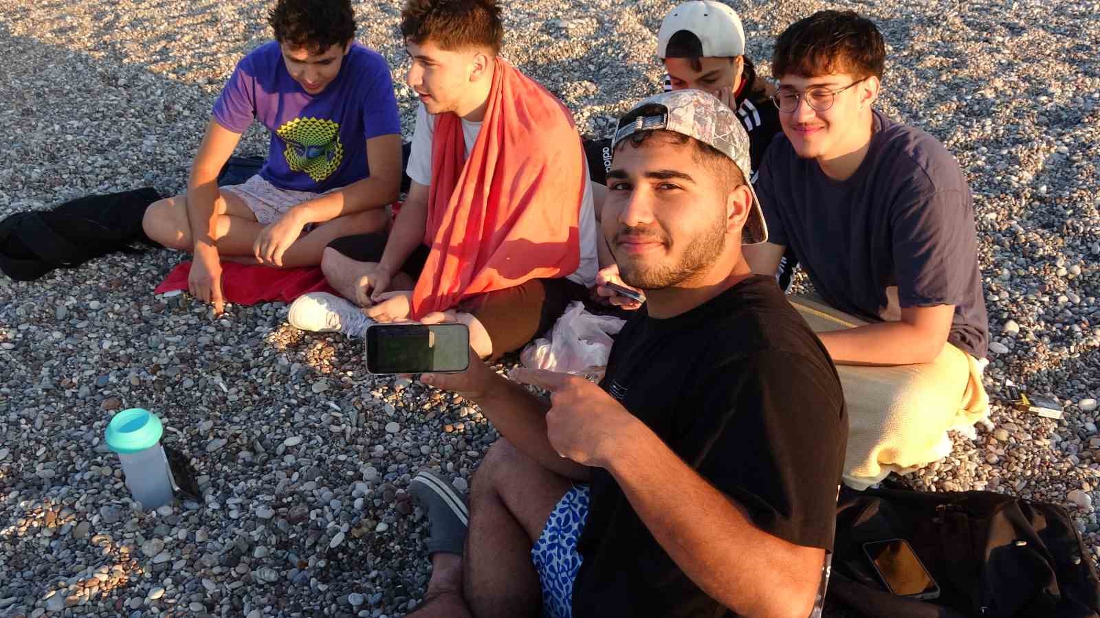 YKS nedeniyle dev ekranlar kurulmadı, milli maç heyecanı Konyaaltı Sahili’ne taşındı 7 yks nedeniyle dev ekranlar kurulmadi milli mac heyecani konyaalti sahiline tasindi 3 mb7E1alS