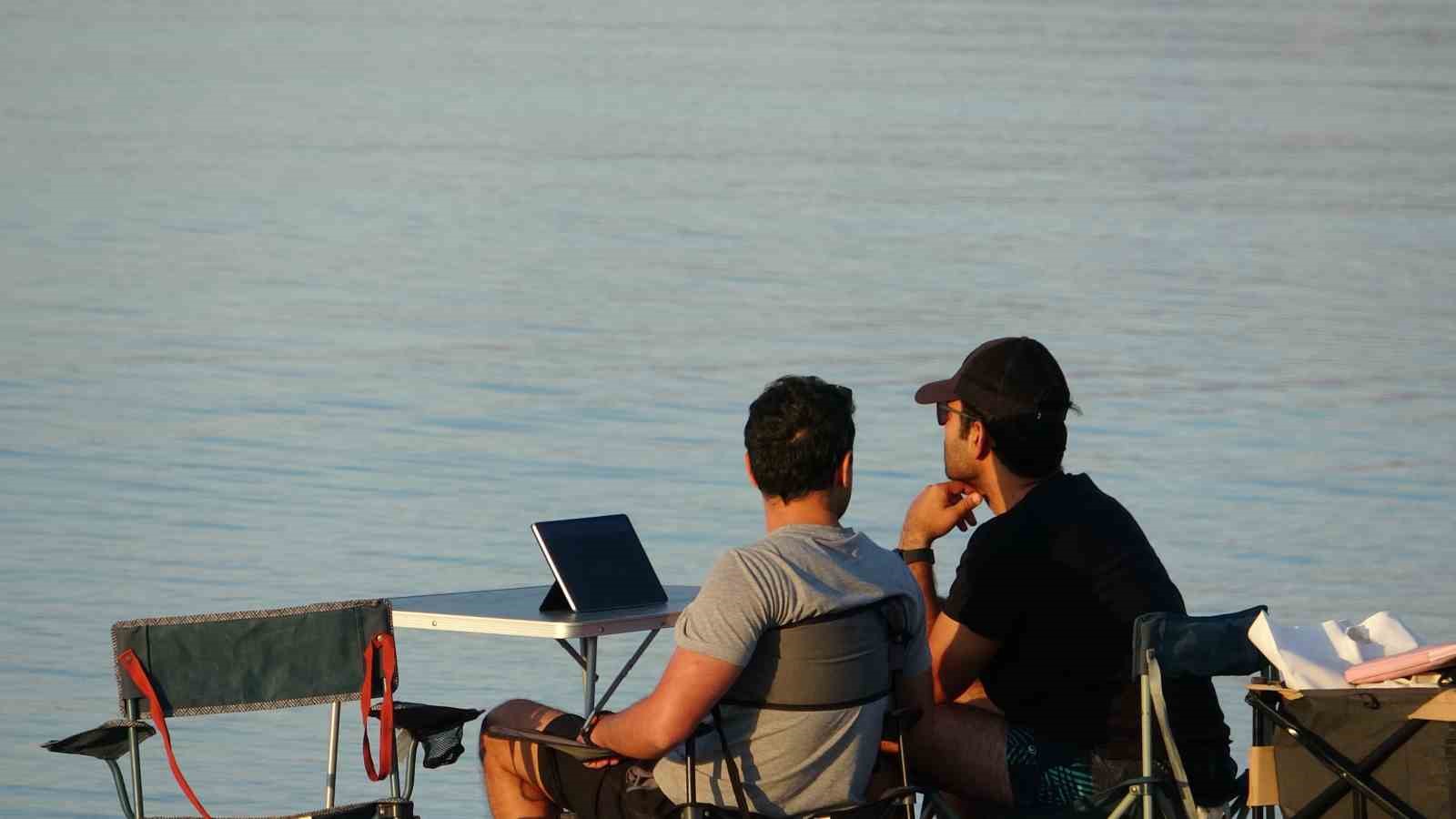 YKS nedeniyle dev ekranlar kurulmadı, milli maç heyecanı Konyaaltı Sahili’ne taşındı 9 yks nedeniyle dev ekranlar kurulmadi milli mac heyecani konyaalti sahiline tasindi 5 fy8XVAh8