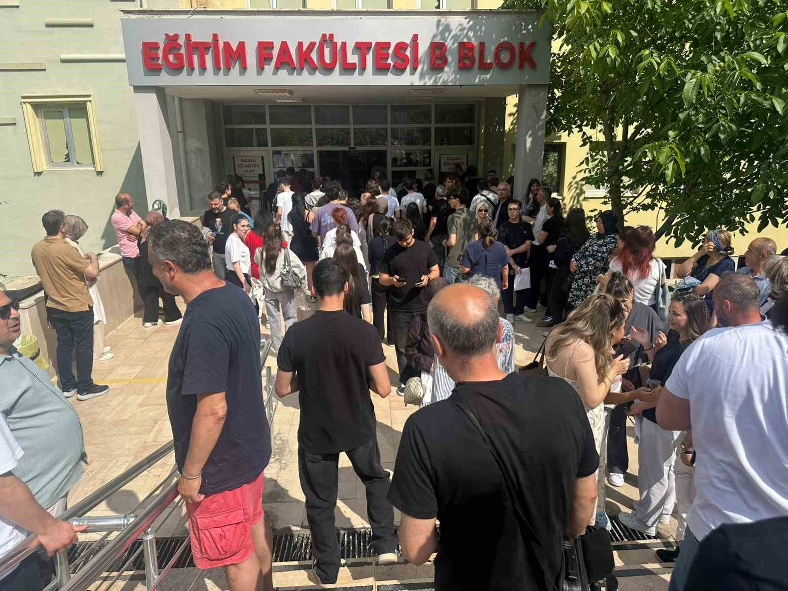 YKS’de son dakika yarışı: Kimi saniyelerle yetişti, kimi kapıda kaldı 7 yksde son dakika yarisi kimi saniyelerle yetisti kimi kapida kaldi 3 NBQbvfYZ