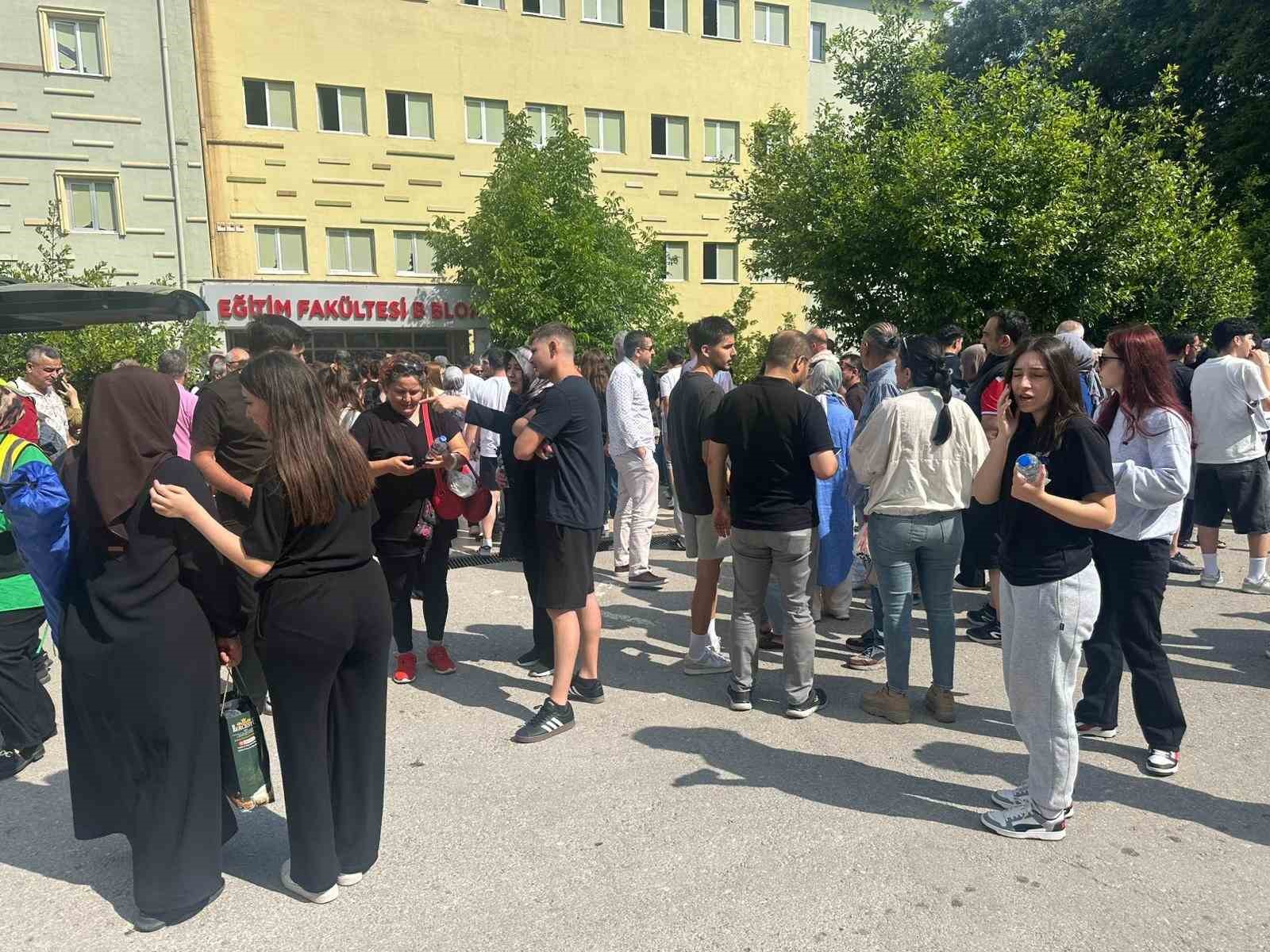 YKS’de son dakika yarışı: Kimi saniyelerle yetişti, kimi kapıda kaldı 8 yksde son dakika yarisi kimi saniyelerle yetisti kimi kapida kaldi 4 LksHtVRI