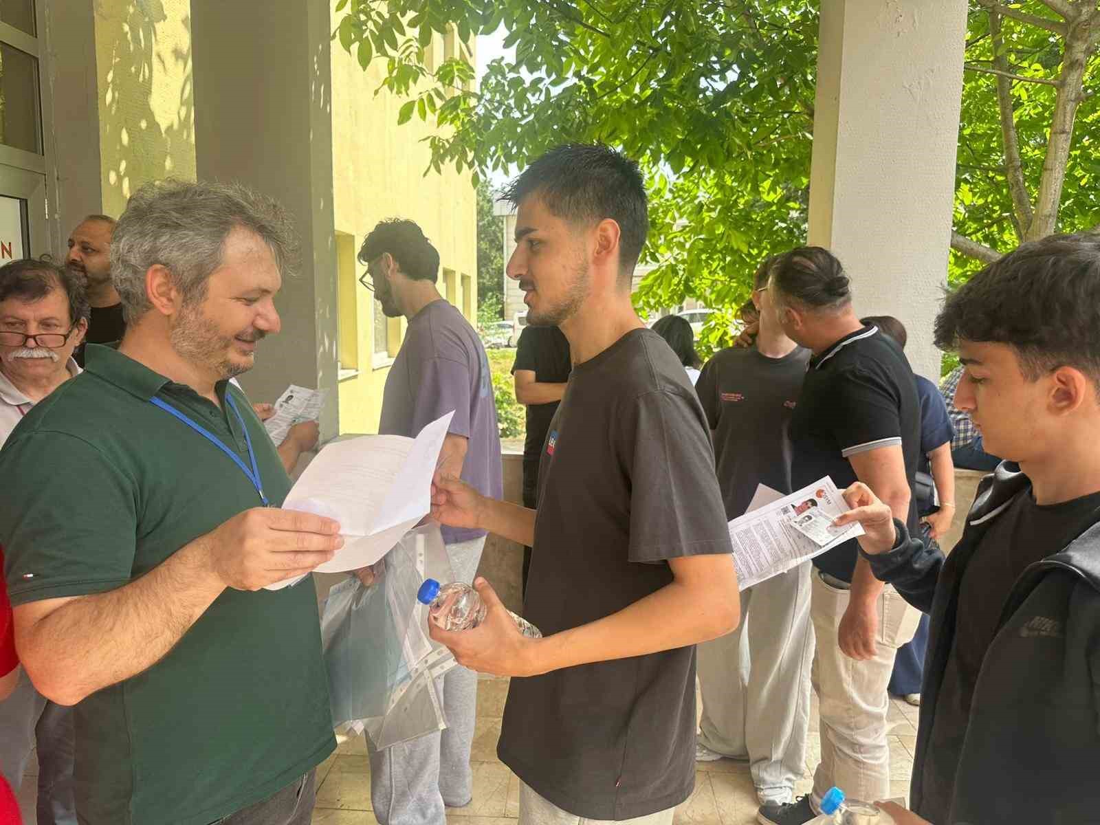 YKS’de son dakika yarışı: Kimi saniyelerle yetişti, kimi kapıda kaldı 9 yksde son dakika yarisi kimi saniyelerle yetisti kimi kapida kaldi 5 IcOsFNDP