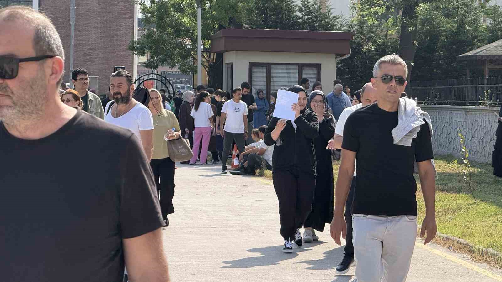 YKS’nin ilk oturumu başladı: Öğrenciler sınavda, veliler dışarda ter döküyor 5 yksnin ilk oturumu basladi ogrenciler sinavda veliler disarda ter dokuyor 1 GRC8Q5j6