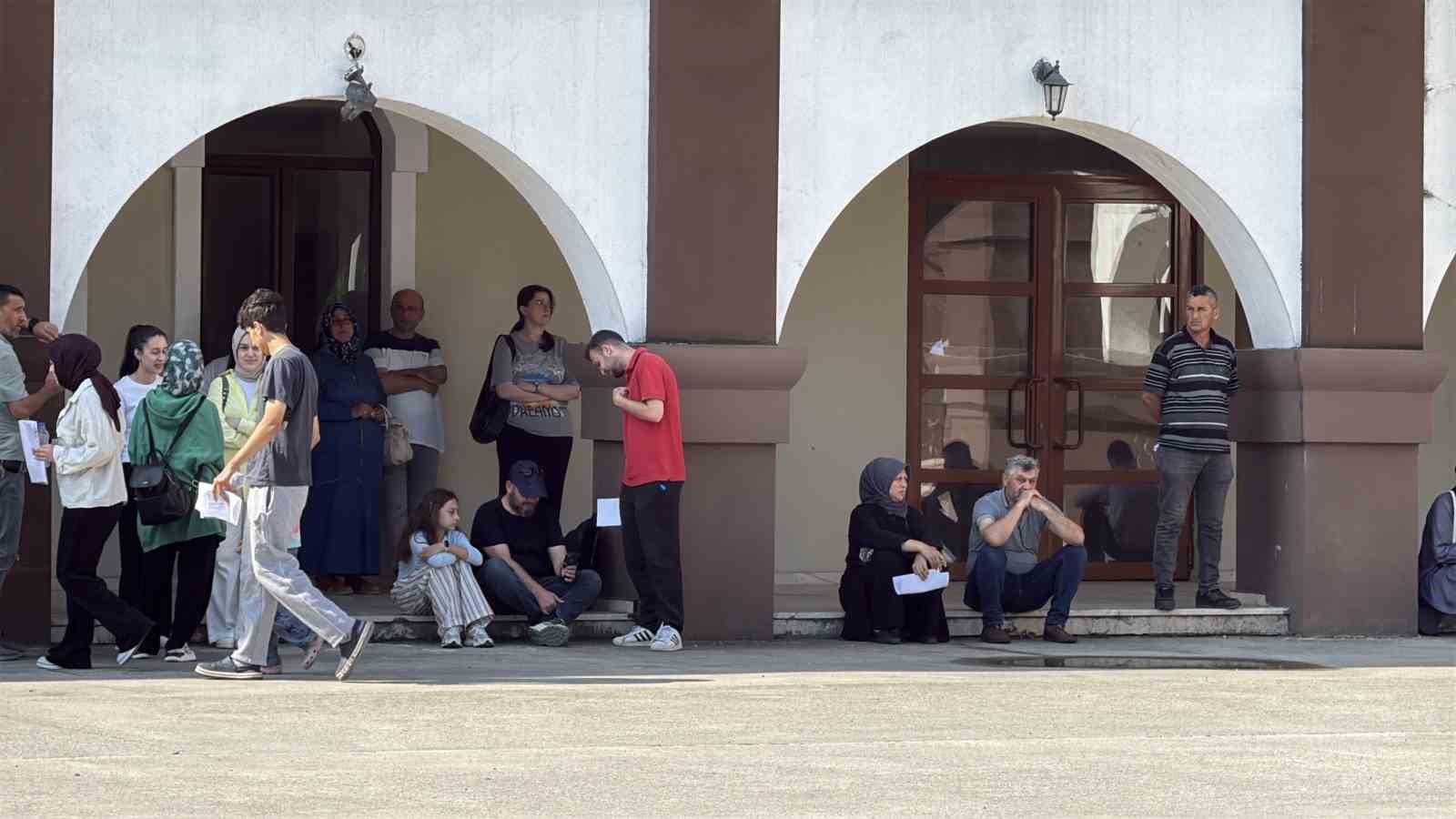 YKS’nin ilk oturumu başladı: Öğrenciler sınavda, veliler dışarda ter döküyor 6 yksnin ilk oturumu basladi ogrenciler sinavda veliler disarda ter dokuyor 2 uctd6kDe