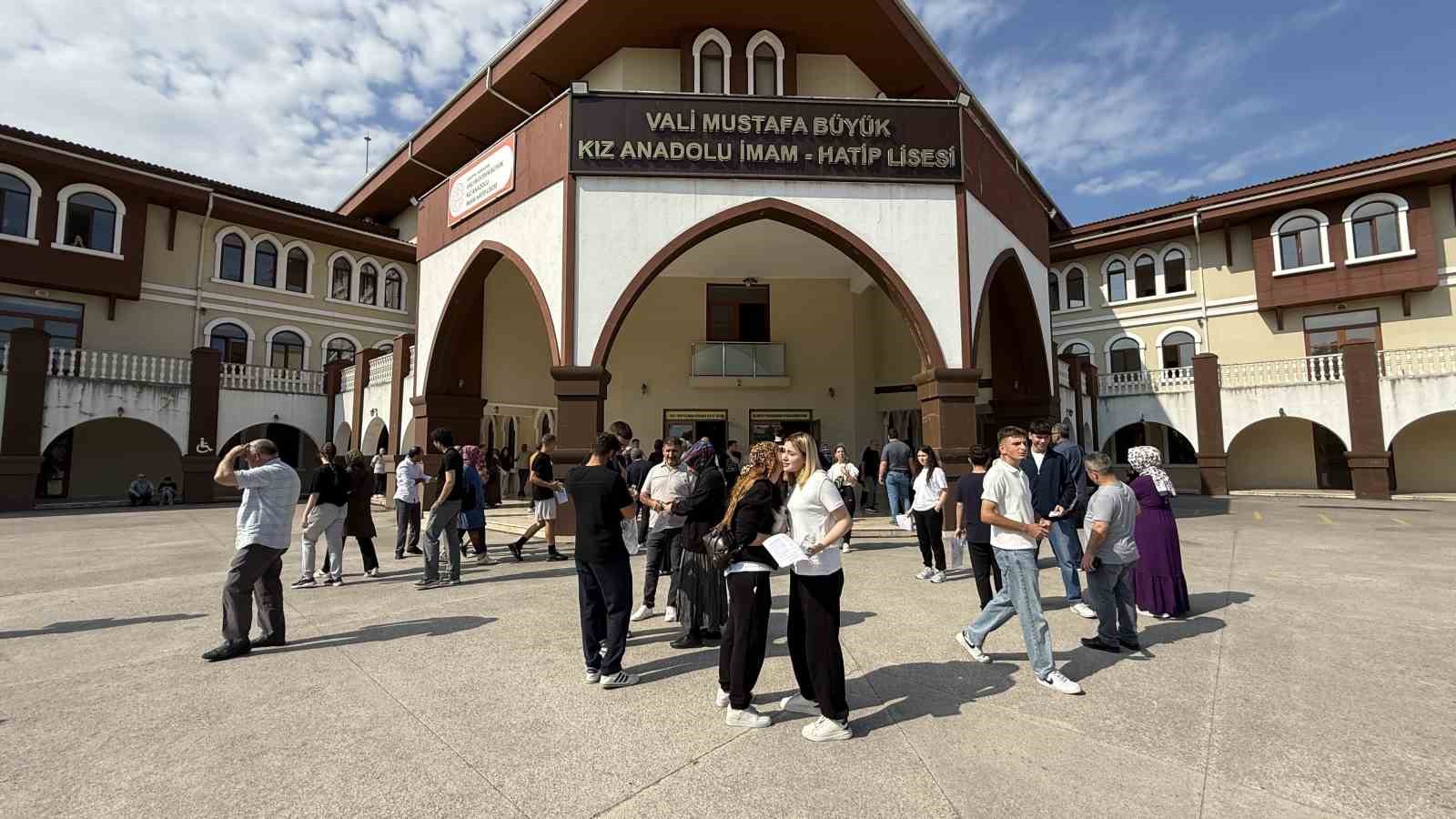 YKS’nin ilk oturumu başladı: Öğrenciler sınavda, veliler dışarda ter döküyor 7 yksnin ilk oturumu basladi ogrenciler sinavda veliler disarda ter dokuyor 3 miG7YAJX
