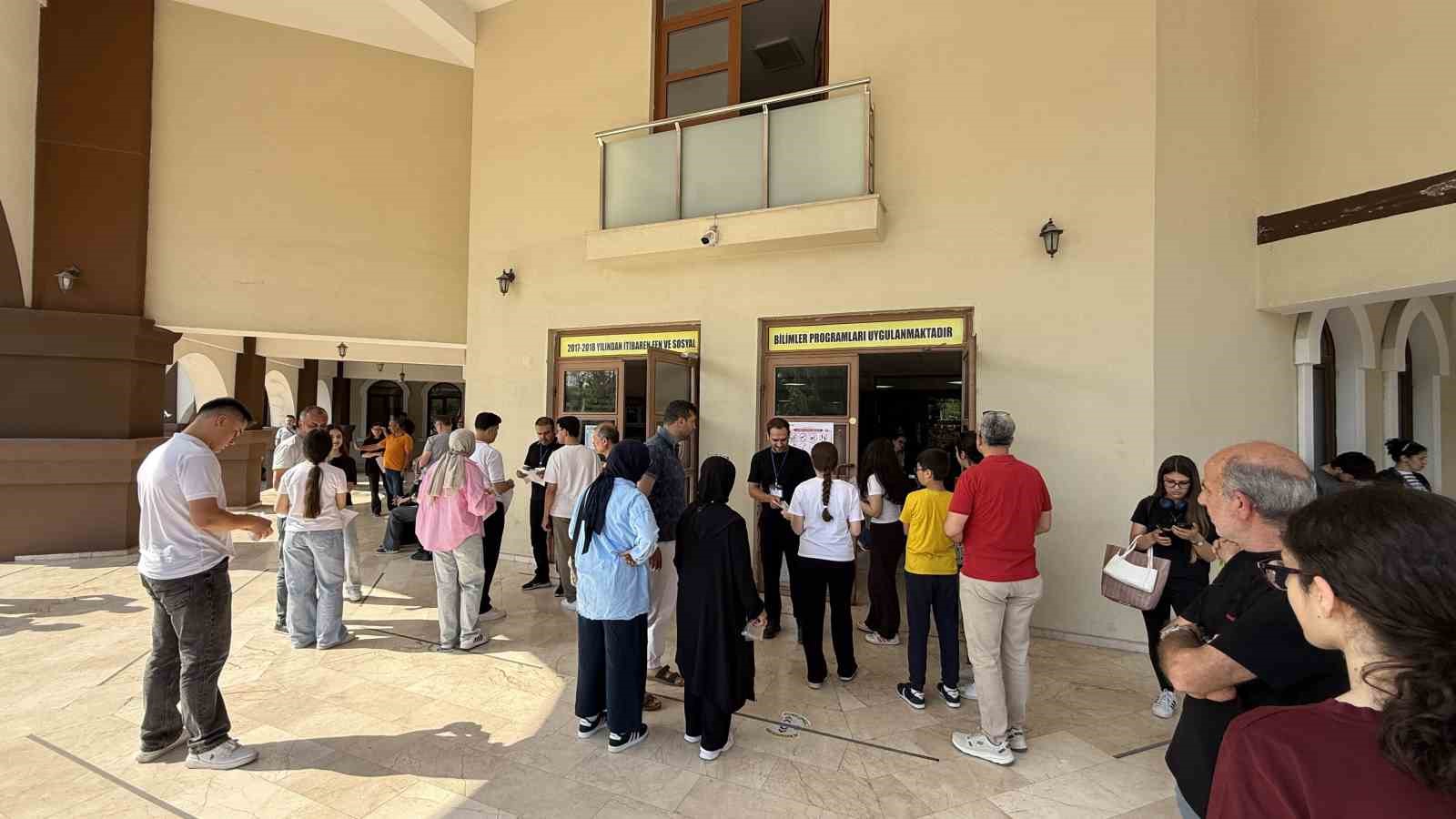 YKS’nin ilk oturumu başladı: Öğrenciler sınavda, veliler dışarda ter döküyor 8 yksnin ilk oturumu basladi ogrenciler sinavda veliler disarda ter dokuyor 4 uRbWZv7K