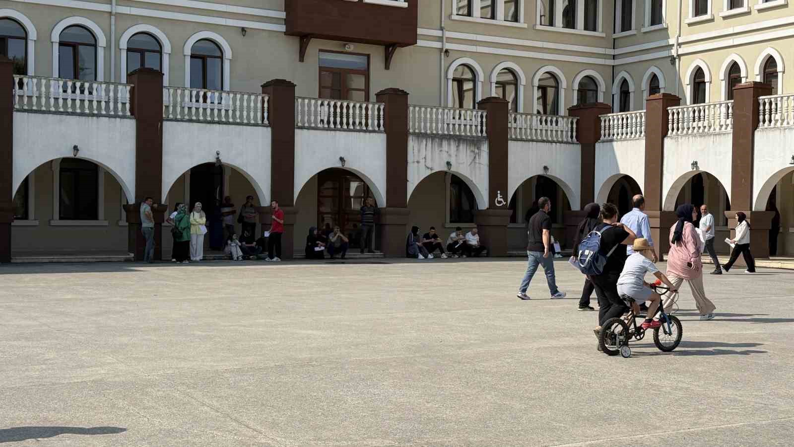YKS’nin ilk oturumu başladı: Öğrenciler sınavda, veliler dışarda ter döküyor 9 yksnin ilk oturumu basladi ogrenciler sinavda veliler disarda ter dokuyor 5 6pyH5neY