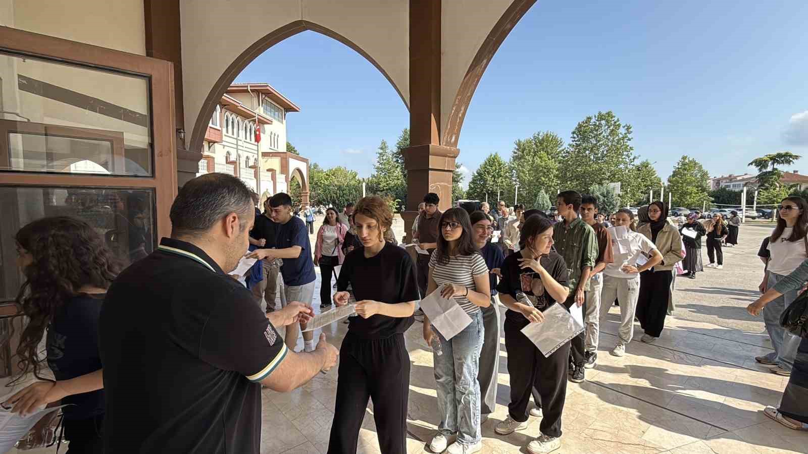 YKS’nin ilk oturumu başladı: Öğrenciler sınavda, veliler dışarda ter döküyor 10 yksnin ilk oturumu basladi ogrenciler sinavda veliler disarda ter dokuyor 6 XftAHwqr
