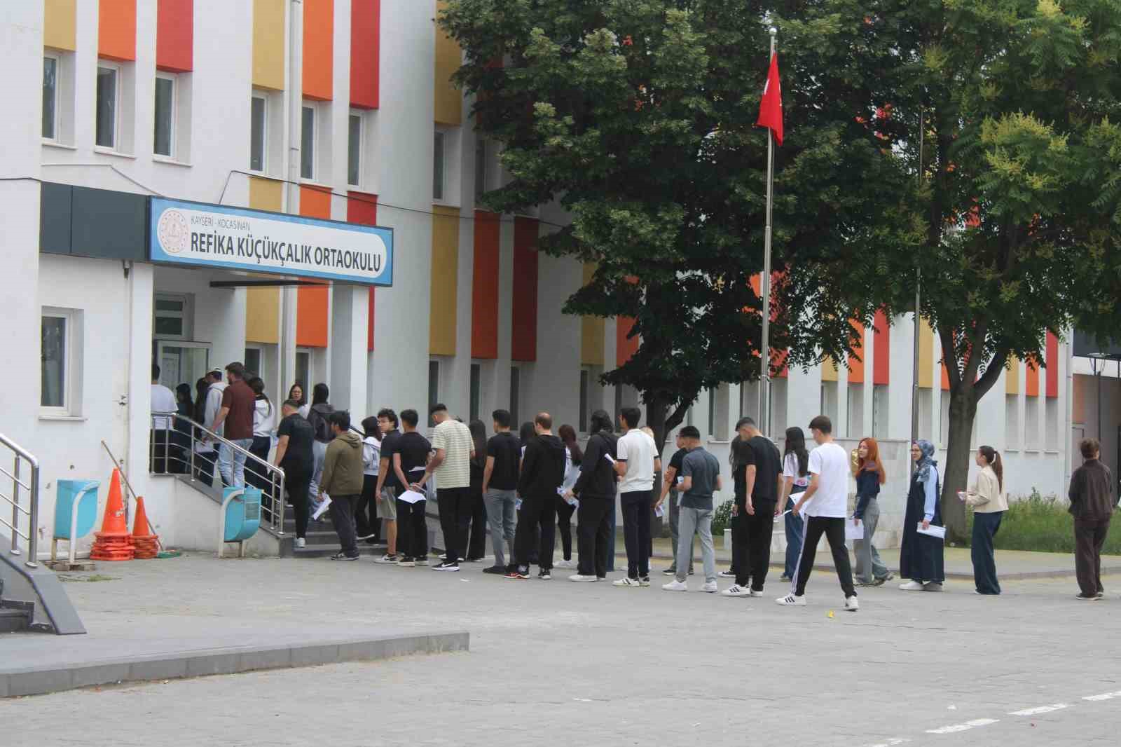YKS’ye 2 dakika geç kalan genç gözyaşı döktü 5 yksye 2 dakika gec kalan genc gozyasi doktu 1 9msfQWab