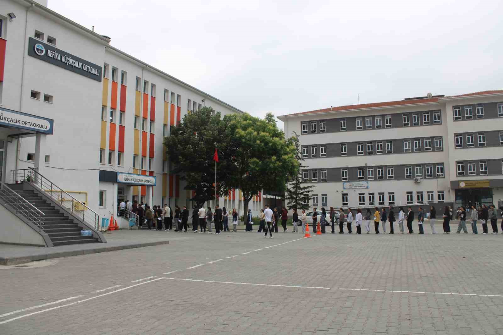 YKS’ye 2 dakika geç kalan genç gözyaşı döktü 6 yksye 2 dakika gec kalan genc gozyasi doktu 2 ucibfwiP