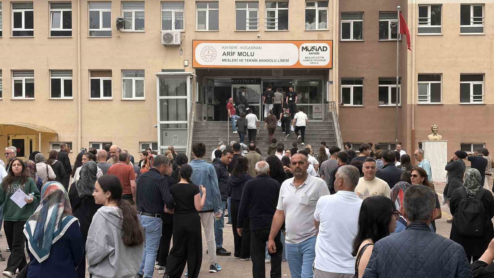 YKS’ye 2 dakika geç kalan genç gözyaşı döktü 7 yksye 2 dakika gec kalan genc gozyasi doktu 3 9hfYfPGh