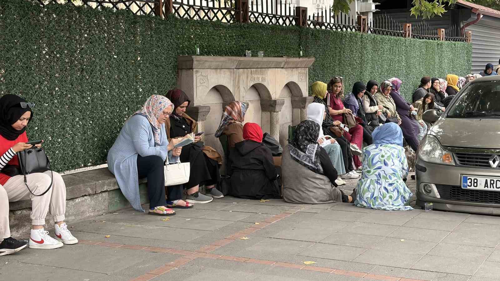 YKS’ye 2 dakika geç kalan genç gözyaşı döktü 9 yksye 2 dakika gec kalan genc gozyasi doktu 5 HKFKeYhn