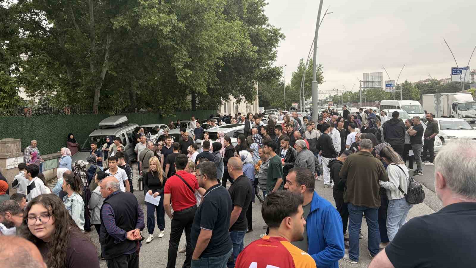 YKS’ye 2 dakika geç kalan genç gözyaşı döktü 10 yksye 2 dakika gec kalan genc gozyasi doktu 6 tWKWZvNP